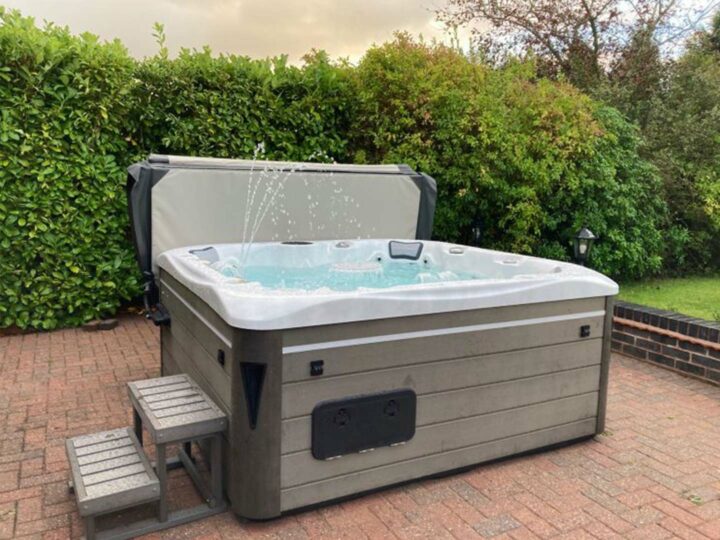 British Hot Tub Whirlpool Windsor