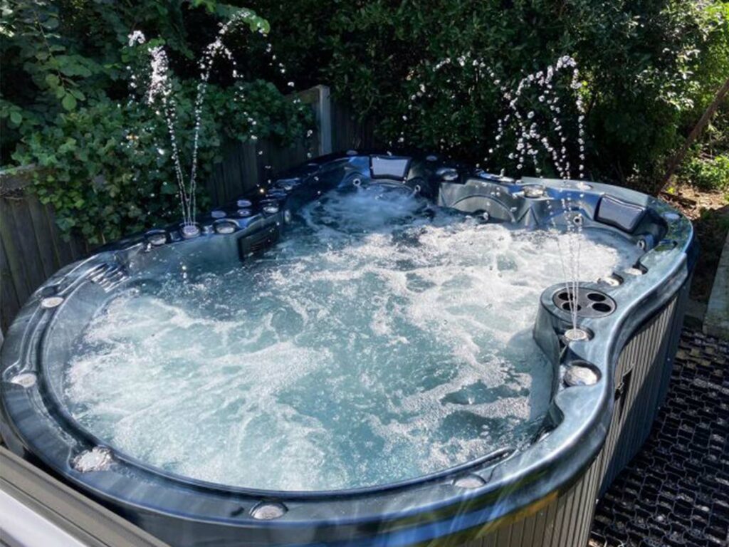 British Hot Tub Whirlpool Britainnia | SPA Natural