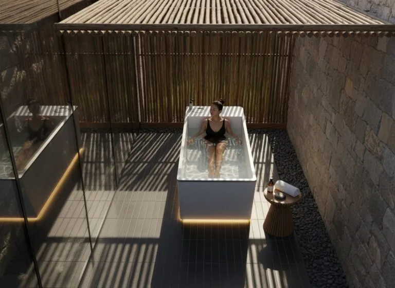 Casa Blui Glacé Eisbad – auf einer Terrasse mit Bambuswand, mit Person im Becken