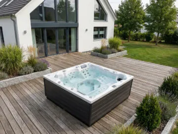 Infinitas SE2000 auf Terrasse aufgestellt