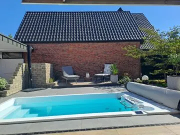 Infinitas SP5000 Swim Spa im Garten vor einer Klinkerwand
