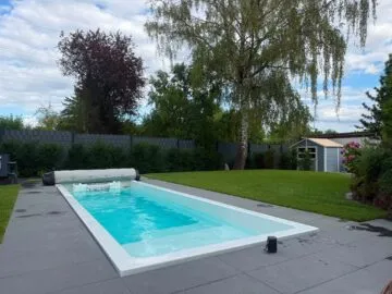 Infinitas SP7900 Swim Spa eingelassen im Garten mit Rasen