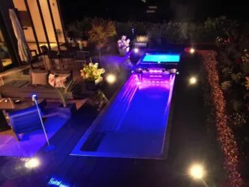 INFINITAS Swim Spa SP9200 – nachts mit Beleuchtung