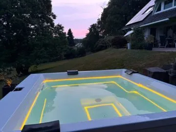 Paolo Ferralli Fantasia Whirlpool in der Abenddämmerung mit gelber LED-Beleuchtung