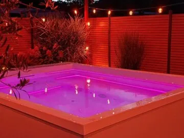 Paolo Ferralli Maximus Whirlpool mit Beleuchtung am Abend