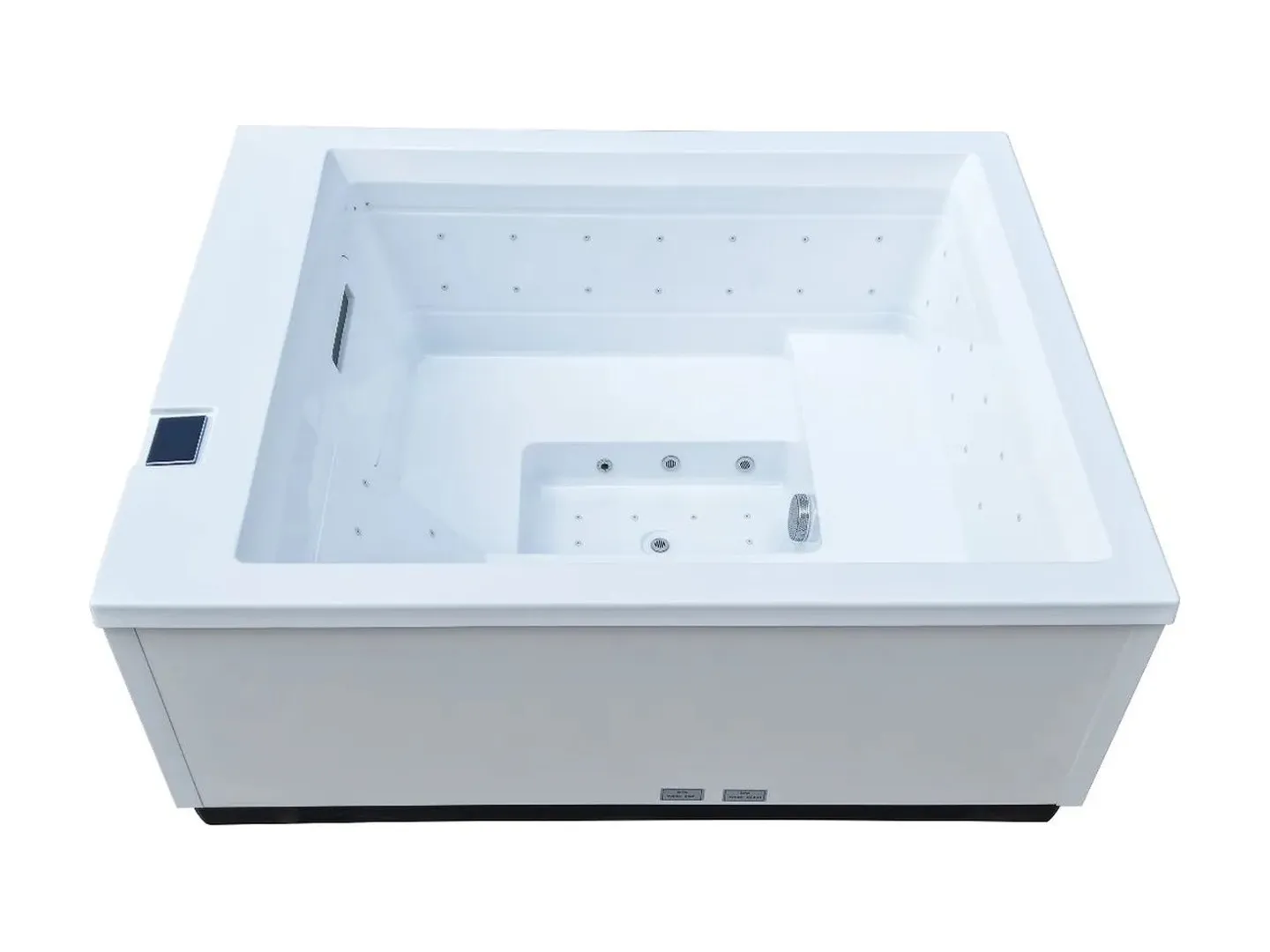 Paolo Ferralli Minimalista Outdoor-Whirlpool in der Frontansicht, freigestellt auf weißem Hintergrund