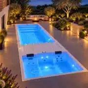 Swim Spa Infinitas SP6200 mit Unterwasserbeleuchtung am Abend