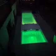 Swim Spa Infinitas SP6200 bei Nacht mit grüner LED-Farblichttherapie