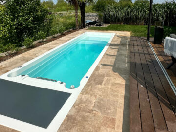 Swim Spa Infinitas SP6000 umrandet mit Naturstein
