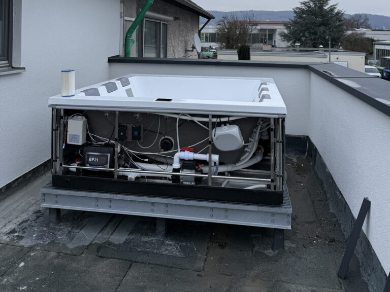 Fester Whirlpool mit geöffneter Seitenverkleidung: Technik, Leitungen und Dämmung im Gehäuse
