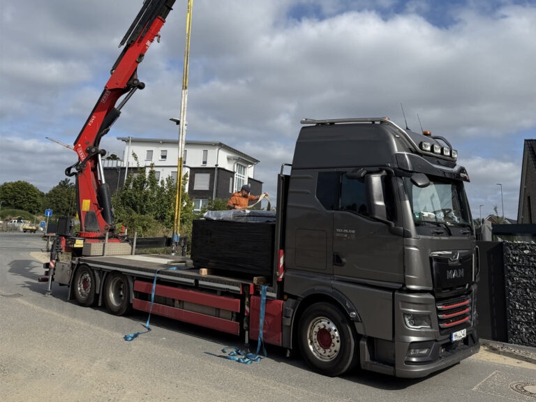 LKW mit Ladekran für die Lieferung eines festen Whirlpools